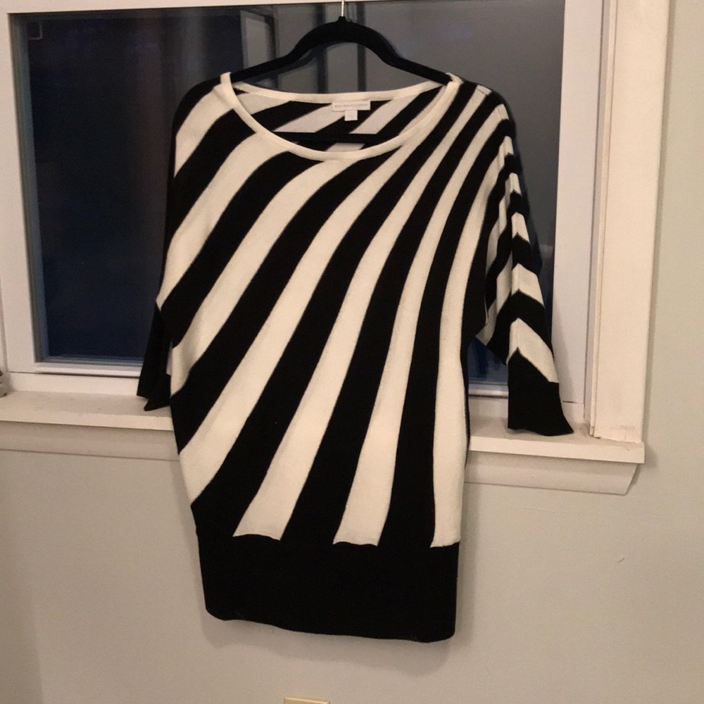 NYC black and white quarter sleeve sweater